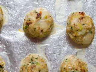 地中海风味火鸡肉丸,放进烤箱烤大约20分钟至25分钟到肉丸表面变色。