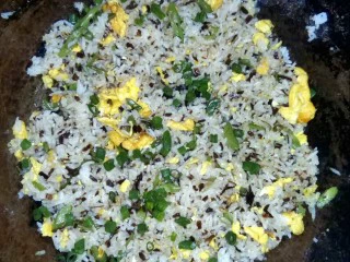 宜宾风味蛋炒饭,起锅前放入葱花。