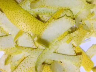 柚子茶/果酱,把皮刮下来，尽可能刮下黄色的皮（所有的精华都在皮里）