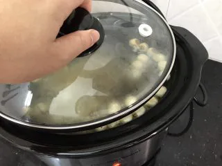 花胶莲子银耳糖水,盖起锅盖,煮四个小时(我这是慢炖锅,所以时间比较长,一般的汤锅煮2小时左右就可以了