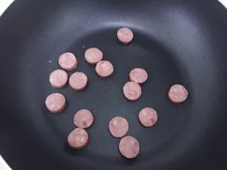 （创意菜）老干妈风味咸鸭蛋酒肠三明治,不要关火，继续煎酒肠