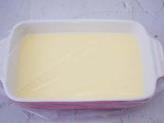 无需烤箱的奶香布丁,盖上保鲜膜