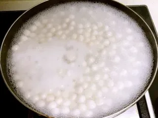 风味独特的 杂蔬炒珍珠丸子,锅内加入冷水烧开后放入珍珠丸子，珍珠丸子飘上来后就熟了