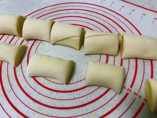 姜黄花卷，饮料做,切成长度为8厘米大小均匀的剂子。