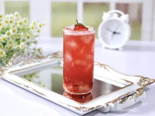 草莓蔓越莓气泡饮,冰爽酷爆，好喝到木朋友。