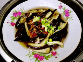 香肠风味蒸茄子~一锅两菜,加上绿色的葱花,颜值提升不少