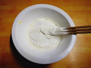 健康电饭锅蛋糕,均匀塞入大碗