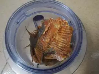 家乡小吃——小米,将烘烤好后的比目鱼干先放一边冷却,然后再掰成小块放进料理机打成粉