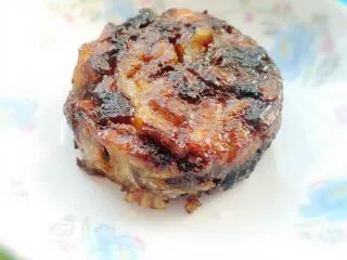 老北京清真小吃-糖卷果,裹糖我个人喜欢薄薄的裹一层,本身卷果含枣,枣偏甜,薄薄的裹上一层糖不会显得那么腻,很好吃。有人不喜裹糖,直接煎完后食用也可。