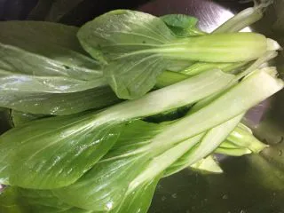 简易版陕西小吃烩麻食,青菜清洗干净