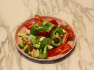 蔓越莓烧排骨,青红椒切小块,葱切小段