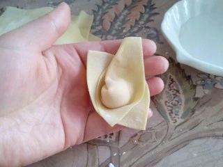 #地方特色小吃# 自制龙抄手,将左右边角重合,沾点水粘起来,包好的如图示