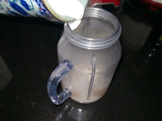 快手榛果拿铁,牛奶与坚果一起加入搅拌杯。