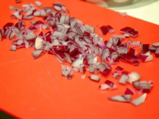 秘制异国风味鸡胸肉腌料&绝佳搭配 （减肥必备）,半个洋葱切丁 尽量小