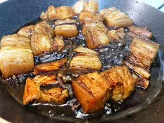 老上海风味的红烧肉,倒入调好的酱汁炒匀