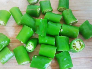 东北风味小炒,3根辣椒切成小段。