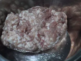 老北京小吃之“干炸小丸子”,肉馅500g,最好选用后臀尖三分肥七分瘦。