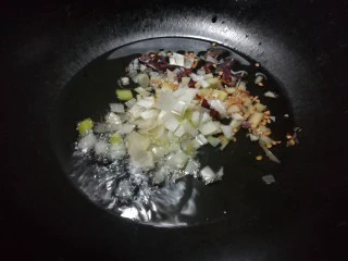 北京传统经典小吃-老北京麻豆腐,油六成热放入葱姜蒜辣椒段。