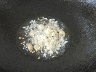 家常菜之春菜炒香干,肥肉差不多炸干放入蒜末炒香