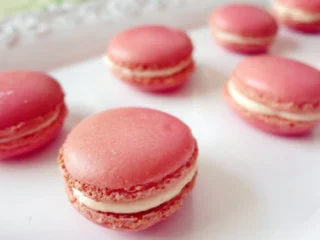 法式甜点马卡龙,将另一片合上,一个马卡龙就诞生了