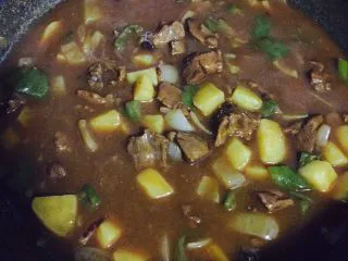异域风情菜—咖喱土豆牛肉煲,煮至汤汁浓稠即可关火
