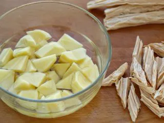 鸡翅腐竹烧土豆,腐竹提前泡发,挤干水分切成斜段。土豆去皮后切滚刀块,冲掉表面的淀粉浸泡在清水中防止氧化变色