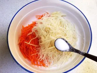 时蔬鹌鹑蛋早餐饼,加入3克精盐