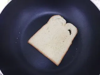 （创意菜）老干妈风味咸鸭蛋酒肠三明治,吐司表面微微焦黄即可