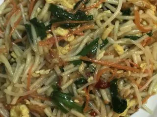 云南风味炒米线,韭菜炒软就可以出锅啦