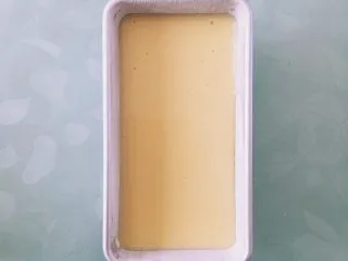 韩国街边快手小吃—鸡蛋面包,倒入模具，7、8分满