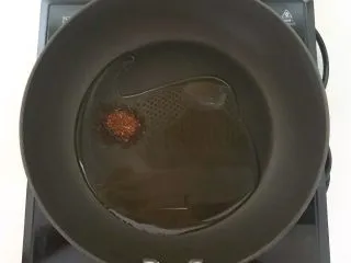 风味炒面 芽菜肉末炒玉米面,炒锅烧热后加入1勺花生油，油温6分热的时候加入花椒粉