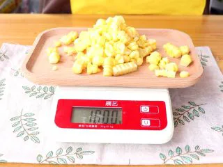 米香玉米汁(豆浆机版),玉米粒取重100g tips:也可以多加些,这样子打出来的就是浓一些的玉米糊了
