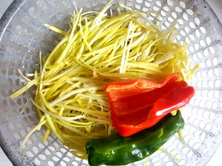 快手菜=>韭黄肥牛,把韭黄，红辣椒，青辣椒洗净。