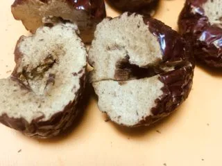 老北京清真小吃-糖卷果,这里说一下去枣核的小窍门:将刀垂直于枣核的方向把枣一分为二的划一圈,然后用手掰开,这时候已经有一半的枣肉与枣核分开了,然后轻轻掰开另一半,枣核很容易包出来了。