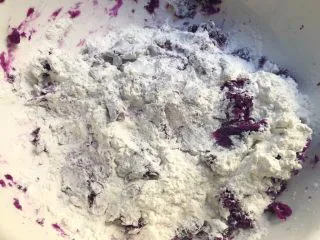 紫薯糯米丸子,晾凉以后，加入糯米粉和少许白糖。