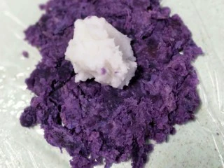 不需要任何模具的小吃,紫薯山药去皮，蒸熟后捣成泥，紫薯水分少，加入牛奶增加顺滑的口感，加入白糖