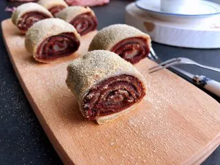 老北京驴打滚,表面再筛一层熟黄豆粉即可