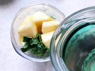 羽衣甘蓝芝麻菜苹果汁,加入饮用水(天气如果非常炎热,而你又喜欢的话,可以选用冰水)