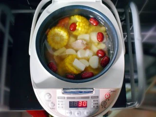 玉米胡萝卜山药排骨汤,剩下最后半个小时左右时,加入山药。