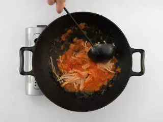 番茄烧菜 竟也有那么多小技巧,2-3 汁水浓稠时，加入金针菇翻炒