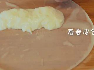 酥皮流心炸牛奶,岭南风味,底部铺上春卷皮,放入奶冻条