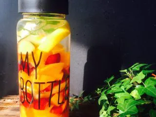 美丽的水果饮品,阳光下的水果茶。