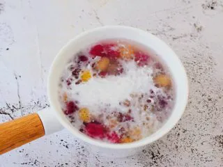 椰香西米水果芋圆,加入椰浆