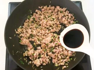 风味炒面 芽菜肉末炒玉米面,加入半勺生抽