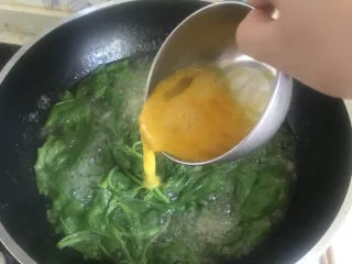 粉鸡汤(阜阳特色小吃),淋入鸡蛋液