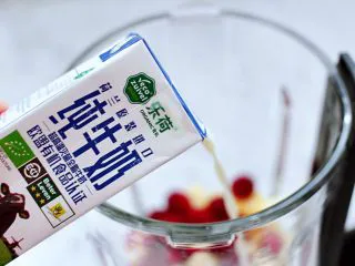 苹果蔓越莓奶昔,这个时候倒入有机牛奶。