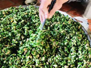 客家小吃:蒜苗粿(葫粄)➕菜头粄,快速盛起,散开,开风扇,边翻拌边吹凉,防止蒜苗变黄。