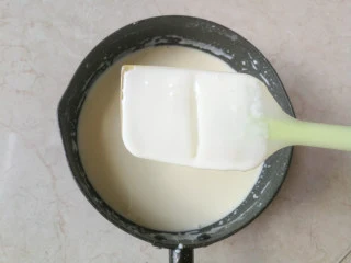 巧克力双色雪糕,燃气灶或电磁炉小火加热,一边加热一边用刮刀轻轻搅拌,以免糊底,加热至奶糊稍变浓稠,刮刀粘着的奶糊用手指一刮能呈现纹路不消失的状态即可