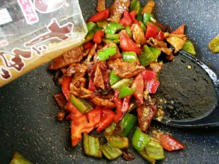 #猪年#辣椒炒肉,肉片炒匀后，放辣椒翻炒，出锅前加少许盐和十三香