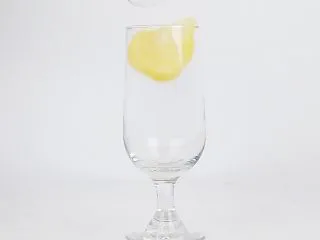 爱上这个夏天，微醺让你温暖而美丽！,取冷饮杯，加入新鲜柠檬片